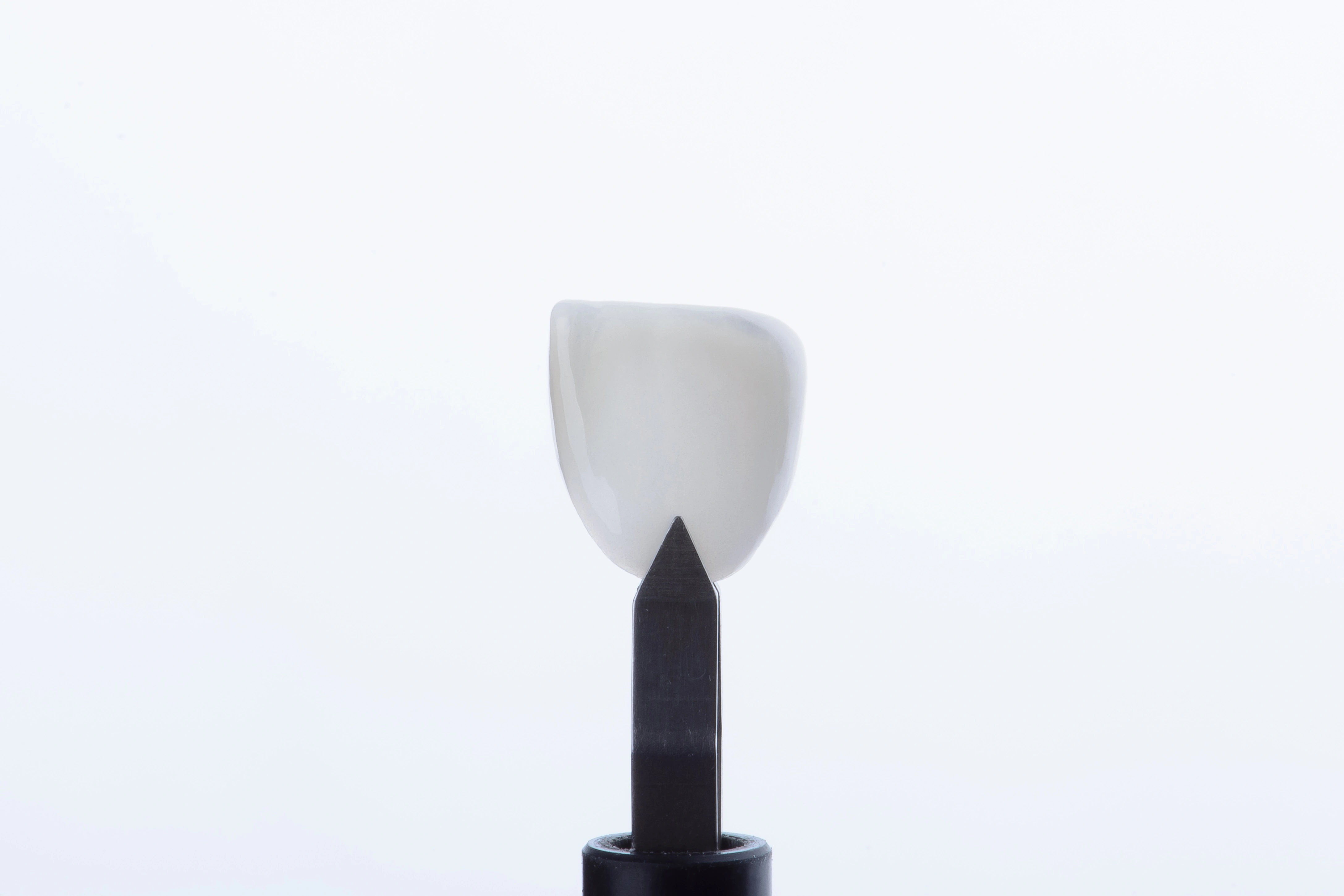 Lächelnde Frau mit perfekten Veneers