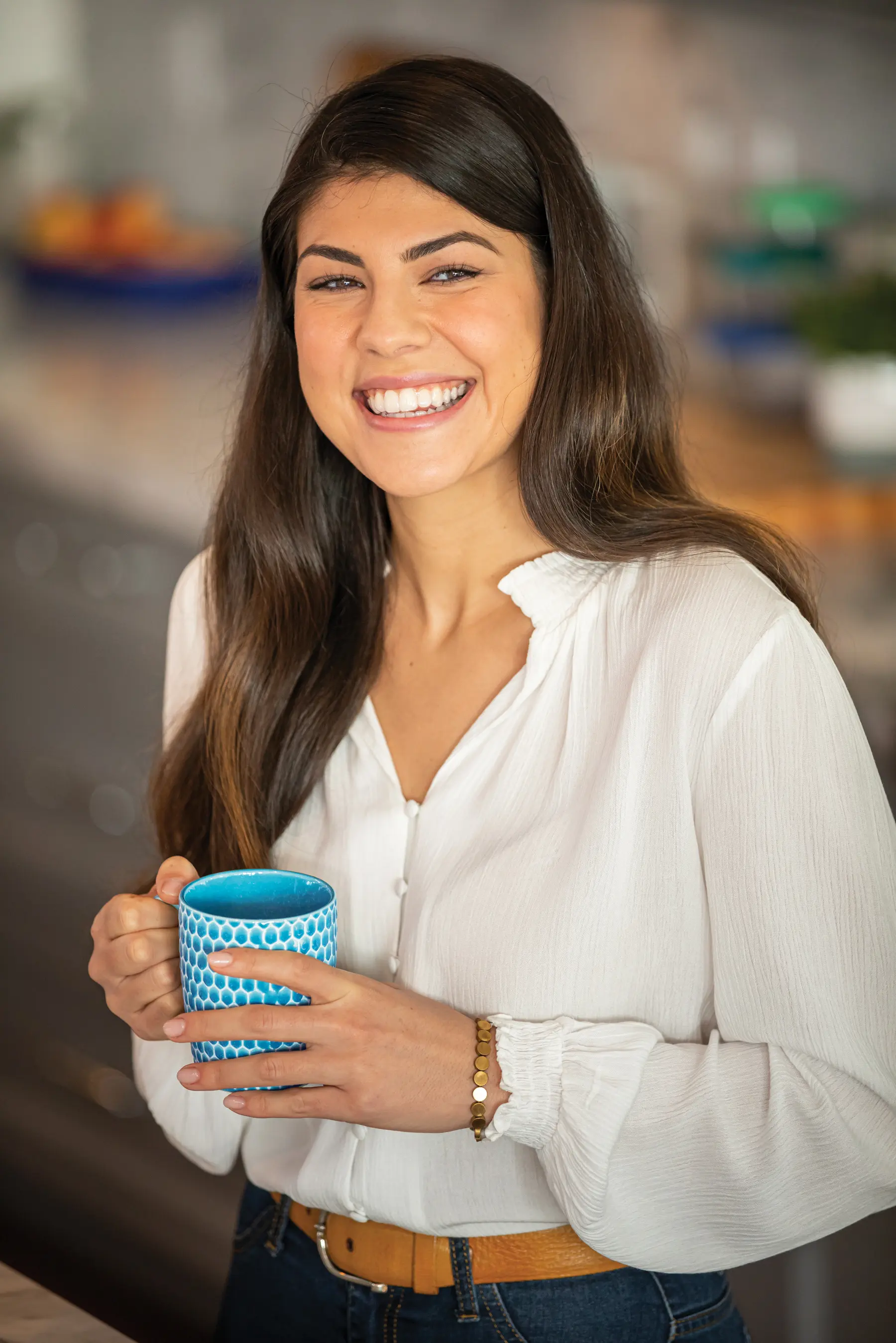 Zufriedene Patientin nach Invisalign® Behandlung